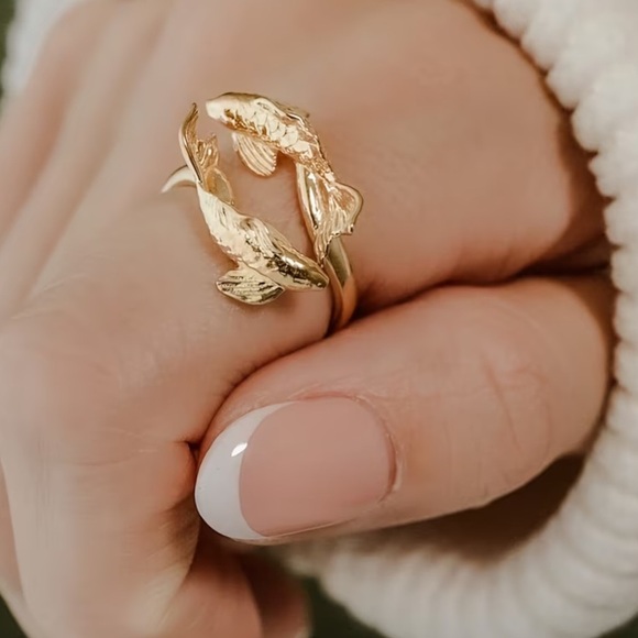 Silver Fish Design Ring. - Picture 2 of 4